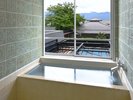 本館 和室14.5畳のバスルーム(温泉) レトロタイルが彩ります。