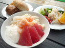 朝食バイキング 好きな海鮮を心ゆくまで盛り付ける、自分だけのオリジナル海鮮丼。