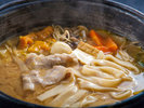 食材のうまみ溢れる大鍋のほうとう。山梨ならではの味覚をお楽しみください。