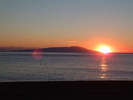 伊豆大島から昇る朝日を一望