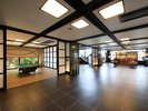 広々と開放的な館内