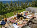 【ご夕食】グランピングテーブルセッティング一例 ※食材は季節によって異なります