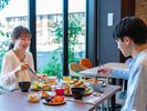 朝食は陽射しの暖かなレストランでお召し上がりください