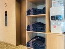 エレベーターホールにはウォーターサーバーとナイトウェアをご用意しております。