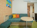 ツイン+ソファのお部屋に設置しているソファはゆったりサイズ