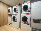 1階にコインランドリー・乾燥機・製氷機がございます