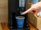 コーヒーは1階エレベーター前にございます