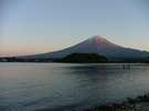 「秋」夕暮れ時の静寂に包まれた富士山。