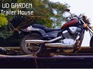 バイクのライトでトレーラーハウスを照らします
