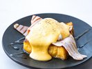 ライブキッチンでご提供するエッグベネディクト(朝食料理一例)