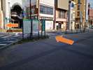 ロータリーでましたら、こちらの横断歩道を渡り、左手直進方向にお進みください
