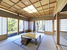 温泉付き内風呂和洋室|自然の眺望と柔らかな光に包まれる、広々とした和の空間