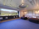 最上階パノラマシアタールーム|大きな窓から田園風景を一望できる最上階パノラマ