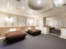最上階パノラマシアタールーム|4台のベッドが備えられた広々とした空間
