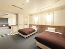 最上階パノラマシアタールーム|4台のベッドが備えられた広々とした空間
