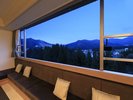 最上階パノラマシアタールーム|朝夕で窓に広がる景色が一変