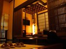 玄関を開けたらどこか懐かしい炭の香りがお出迎え。