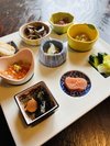 朝食の九品プレート。