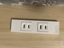 枕元にコンセントあります。