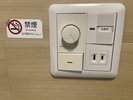 枕元に調光スイッチあります。