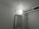 白い電球で明るいです。