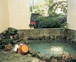 *貸切岩風呂は４人まで入れます。写真は夏風景。２４時間入浴可能。