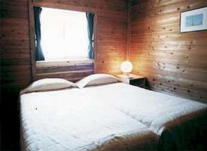 木の温もりが心地よいベッドルームの一例