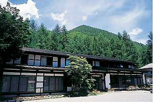 温泉宿 けやき山荘 新島々駅からバス60分の旅館 円より 江戸時代の旧家を移築した風情ある山荘 温泉は乳白色の硫黄泉をかけ流し 家庭的な料理 長野県 デゴイチよく走る Sl沿線宿泊情報