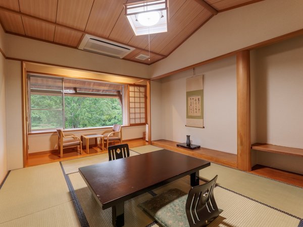 �a��10���̋q�����璭�߂钆��́A�傫�ȟO���Q�{���ԃV���{���c���[�Ǝl�G�ɍʂ�ꂽ�������R�X��������