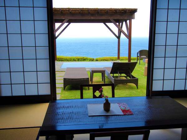 離れの客室からは大海原と大島を眼前に望めます。