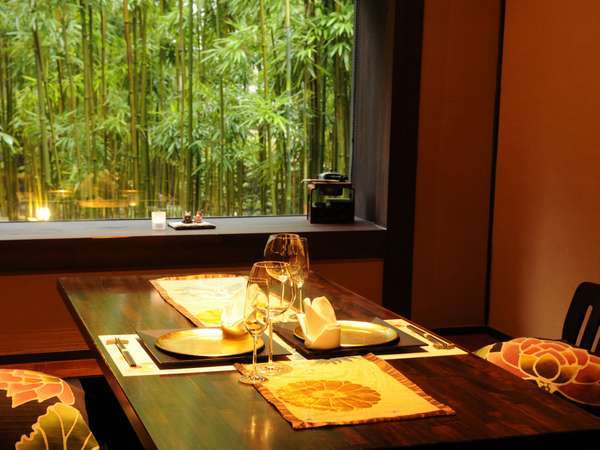 お食事は風情ある竹林望む個室食事処で出来たてをお召し上がりください。