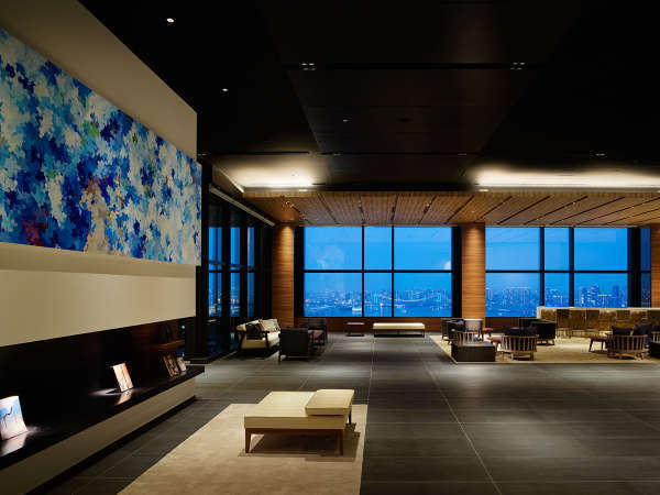 【36階ロビー】ホテルデザインコンセプトはTokyo Floating Journey　空に突き抜ける東京の旅