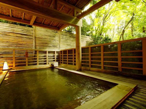 【大浴場露天：笹の湯】水の音で過ごす時間は、とことん温泉を満喫できる、湯めぐり三昧の宿です。