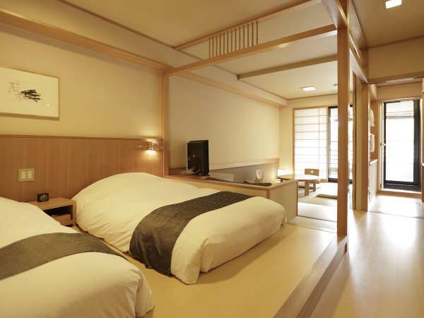 【檜露天風呂付き和洋室】ベッド2台+6畳和室。ソファーマットの寝具を追加し、3名での宿泊も可能。
