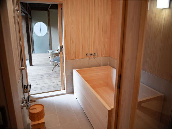 【お風呂】プレミア201　客室の中でももっともゆったりとした総檜づくりの浴槽。