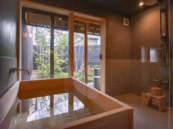 【お風呂】スイート203　プライベート庭園を眺めながら総檜造りの広々とした浴槽に浸かれる「庭見風呂」。