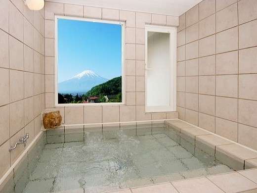 富士山の絶景を望む富士眺望風呂。ご家族で貸切りＯＫ。４人家族でもゆったりご利用いただけます。