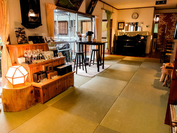 �y���r�[�z�����ɂ���l�X�̗D�������v���o�ɂȂ�B�K���x�ɐS���G�ꍇ���l��̏h�B