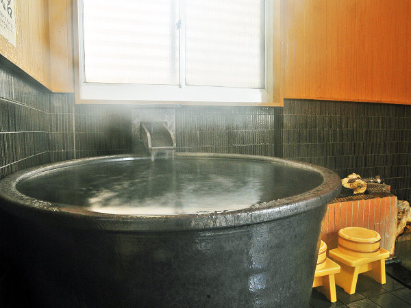 大浴場　信楽焼の壺風呂
