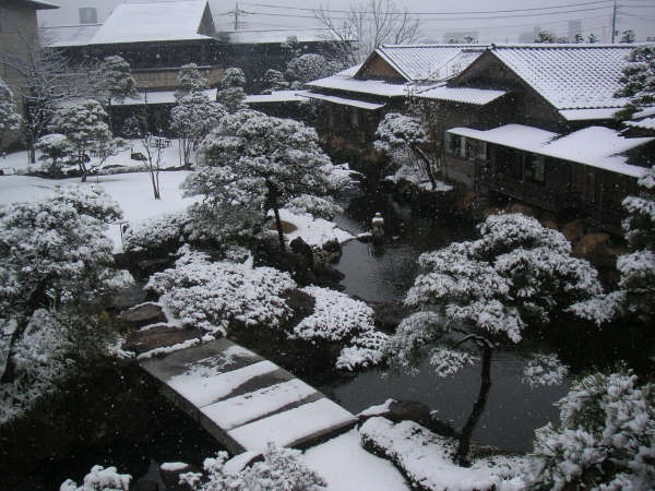 雪化粧を施した日本庭園