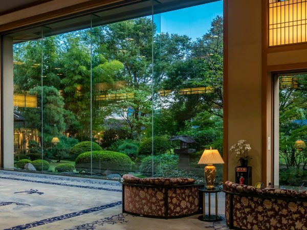 静寂と日本情緒が漂うロビー　一枚ガラス越しの中庭がお客様を優しくお迎えいたします