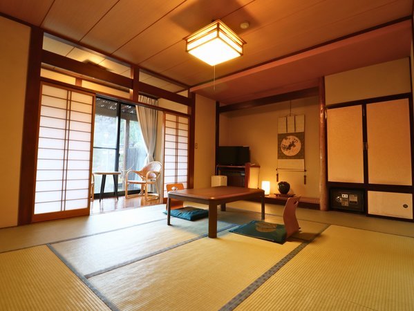 �y�뉀���a���z�l�G�܁X�̒뉀�𒭂߂Ȃ���߂����A���������̂���a���B