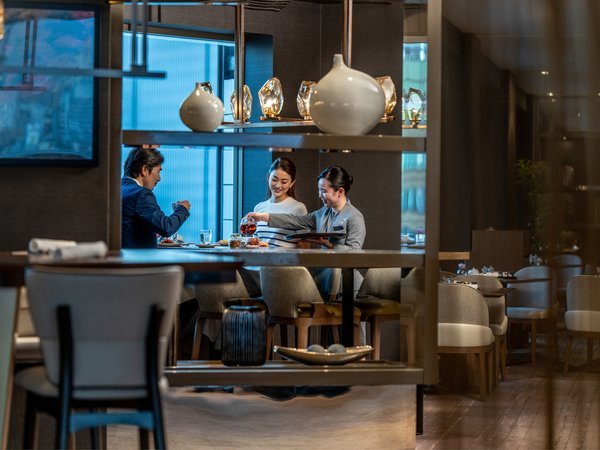 �N���u�C���^�[�R���`�l���^�����E���W���H