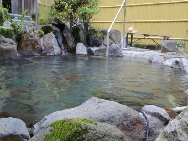 リニューアルした露天風呂。自然と竹垣の調和した環境でかけ流しを満喫！