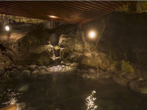 【大浴場露天岩風呂】夜の様子富士山の溶岩に囲まれながらお楽しみくださいませ。