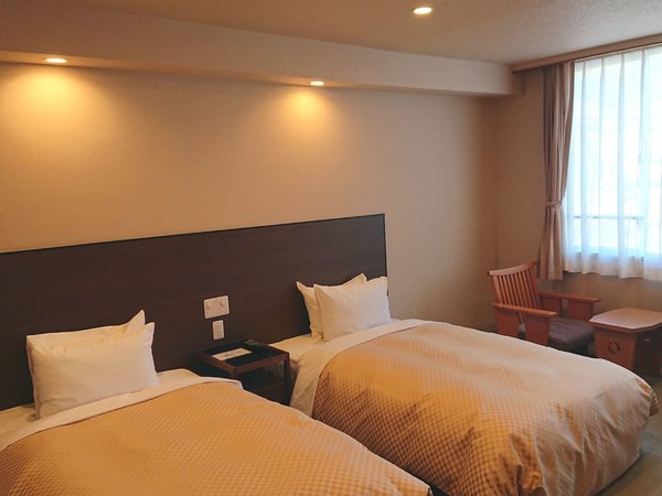モダン和室は、琉球畳にベッド2台のお部屋です。