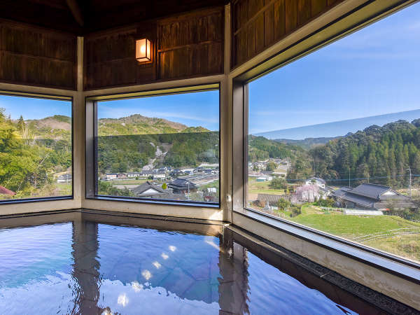 【温泉/男湯】のどかな山あいの風景を望む展望風呂が2種類あります。