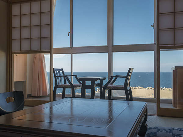 晴れた日は真っ青な海を眺める客室