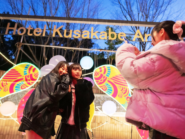 ���O�C���~�l�[�V�������L�O�B�e�p�̃X�e�[�W����I�J�b�v���E���Ƒ��E���F�l���m�Ŏv���o�̈ꖇ����