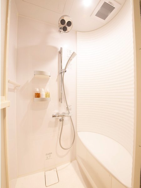 【FOREST CABIN】キャビン内のシャワールーム。清潔感がある室内は窮屈さを感じにくいつくり。